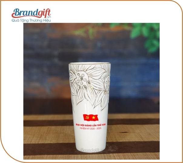 Lọ hoa sứ trắng in logo làm quà tặng Đại hội