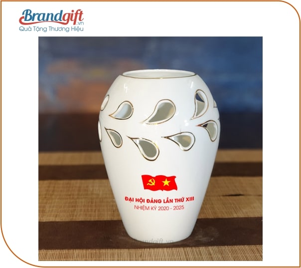 Lọ hoa sứ trắng vẽ tay in logo Đại hội Đảng