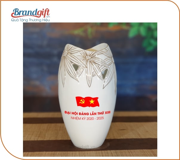 Bình hoa sứ trắng in logo làm quà tặng Đại hội
