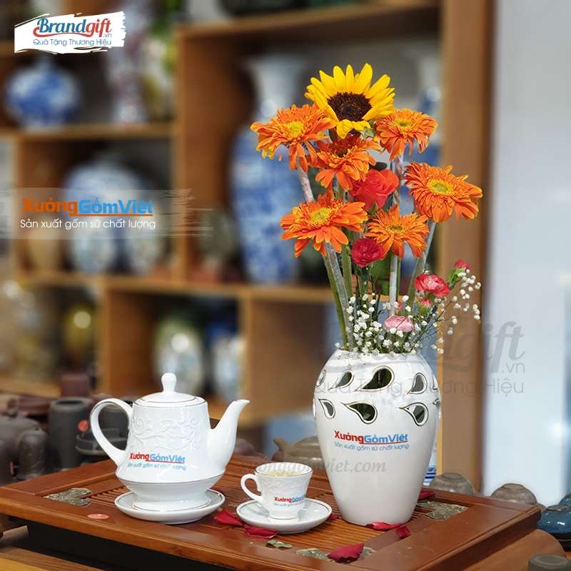Lọ hoa sứ trắng vẽ tay phù hợp với mọi không gian