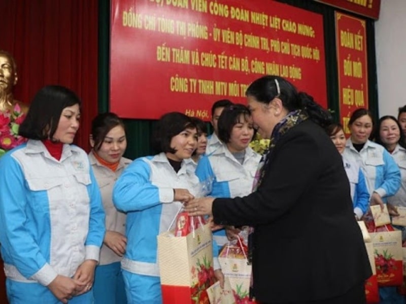 qua-tang-cong-nhan-20-10 (2)