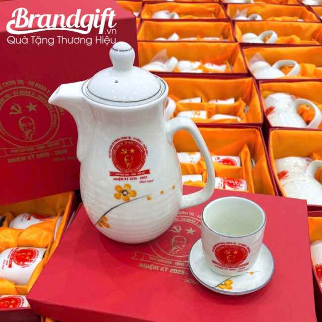 bo-am-tich-su-trang-hoa-tiet-hoa-dao-cam-ve-tay-bat-trang-at-94