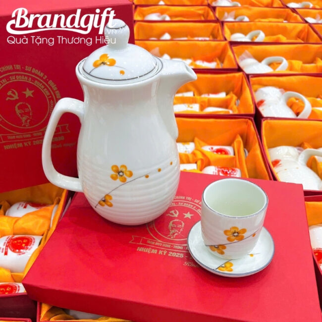 bo-am-tich-su-trang-hoa-tiet-hoa-dao-cam-ve-tay-bat-trang-at-94