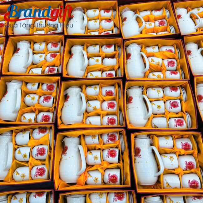 bo-am-tich-su-trang-hoa-tiet-hoa-dao-cam-ve-tay-bat-trang-at-94