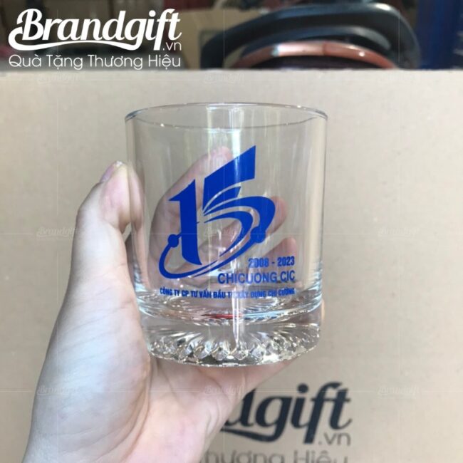 bo-6-coc-thuy-tinh-viet-tiep-in-logo-cong-ty-cp-tu-van-dau-tu-xay-dung-chi-cuong-dang-tru-de-xoay (2)