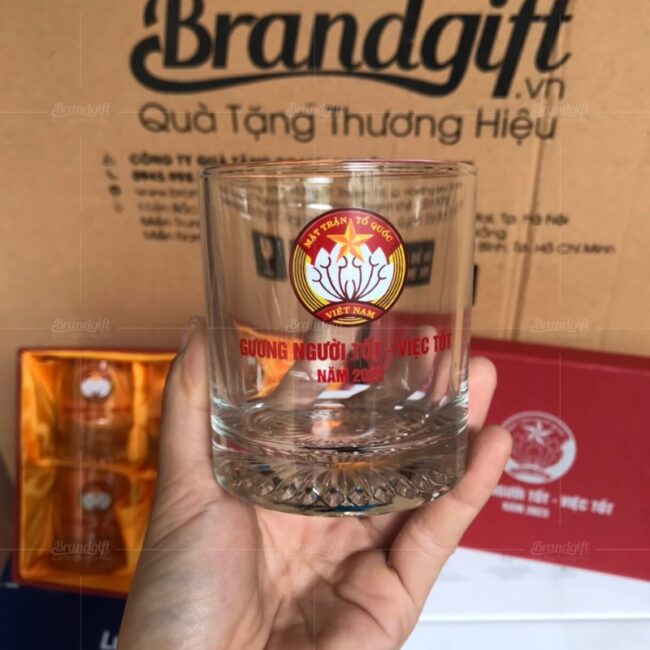 bo-6-ly-thuy-tinh-ug-in-logo-mat-tran-to-quoc-viet-nam-dang-tru-day-khia (2) bo-6-ly-thuy-tinh-ug-in-logo-mat-tran-to-quoc-viet-nam-dang-tru-day-khia (2)