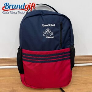 balo-cong-so-theu-logo-mau-xanh-do-vai-900pu-bl-03 (1)