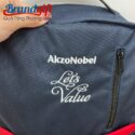 balo-cong-so-theu-logo-mau-xanh-do-vai-900pu-bl-03 (4)