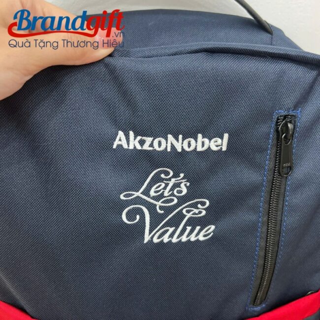 balo-cong-so-theu-logo-mau-xanh-do-vai-900pu-bl-03 (4) balo-cong-so-theu-logo-mau-xanh-do-vai-900pu-bl-03 (4)