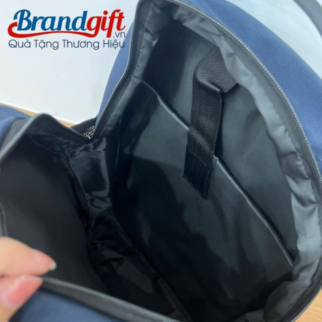 balo-cong-so-theu-logo-mau-xanh-do-vai-900pu-bl-03 (5) balo-cong-so-theu-logo-mau-xanh-do-vai-900pu-bl-03 (5)