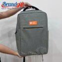 balo-dung-laptop-qua-tang-in-logo-vai-900pu-chong-xoc-mau-xam-bl-04 (5)