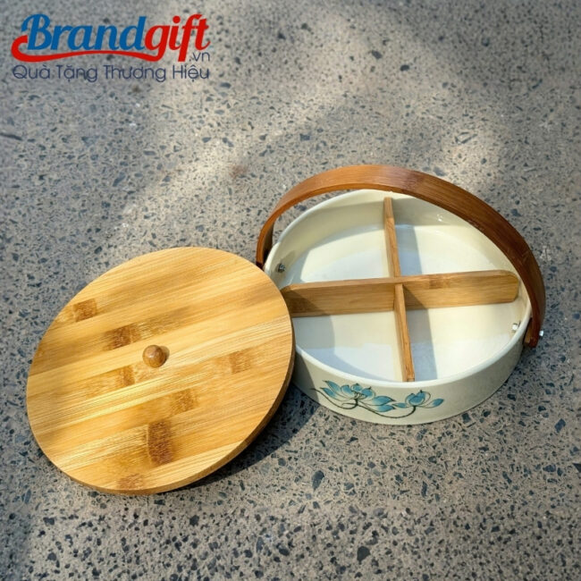 khay-mut-tet-in-logo-qua-tang-dang-tron-4-ngan-nap-go-kem-quai-xach-ve-sen-xanh-km-44 (2) khay-mut-tet-in-logo-qua-tang-dang-tron-4-ngan-nap-go-kem-quai-xach-ve-sen-xanh-km-44