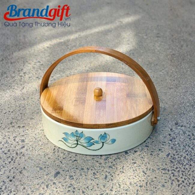 khay-mut-tet-in-logo-qua-tang-dang-tron-4-ngan-nap-go-kem-quai-xach-ve-sen-xanh-km-44 (3) khay-mut-tet-in-logo-qua-tang-dang-tron-4-ngan-nap-go-kem-quai-xach-ve-sen-xanh-km-44