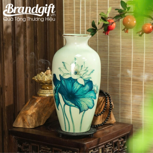 binh-hoa-bat-trang-qua-tang-men-ngoc-dang-co-rut-hoa-sen-decal-28cm-lhgs-121 (2) binh-hoa-bat-trang-qua-tang-men-ngoc-dang-co-rut-hoa-sen-decal-28cm-lhgs-121