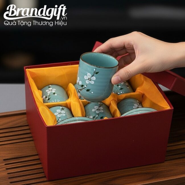 bo-6-ly-su-qua-tang-men-xanh-ngoc-ve-hoa-dao-trang-kem-dia-lot-cst-m108 (7) bo-6-ly-su-qua-tang-men-xanh-ngoc-ve-hoa-dao-trang-kem-dia-lot-cst-m108