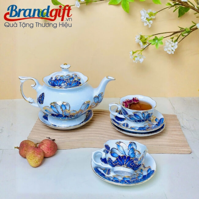 bo-am-chen-tra-bat-trang-qua-tang-ve-hoa-sen-xanh-dat-vang-at-111 (4) bo-am-chen-tra-bat-trang-qua-tang-ve-hoa-sen-xanh-dat-vang-at-111