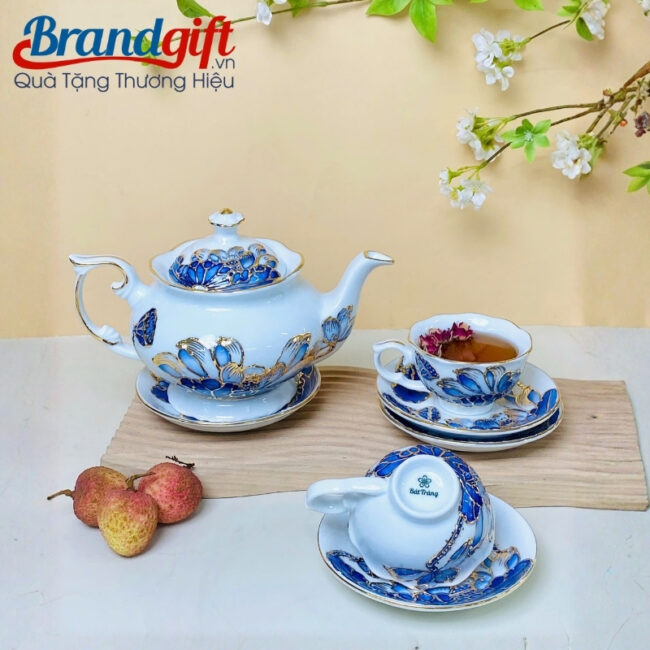 bo-am-chen-tra-bat-trang-qua-tang-ve-hoa-sen-xanh-dat-vang-at-111 (5) bo-am-chen-tra-bat-trang-qua-tang-ve-hoa-sen-xanh-dat-vang-at-111