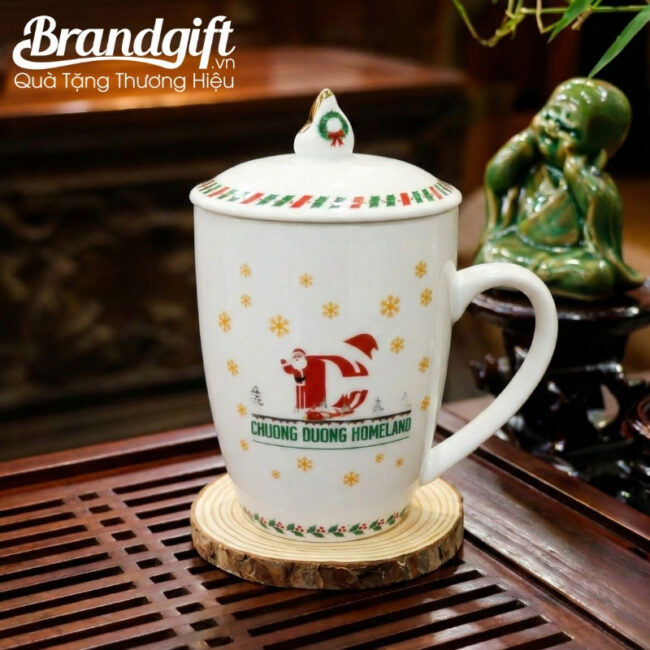 coc-su-trang-in-logo-qua-tang-giang-sinh-dang-thop-kem-nap-lua-400ml-cst-m104 (2) coc-su-trang-in-logo-qua-tang-giang-sinh-dang-thop-kem-nap-lua-400ml-cst-m104