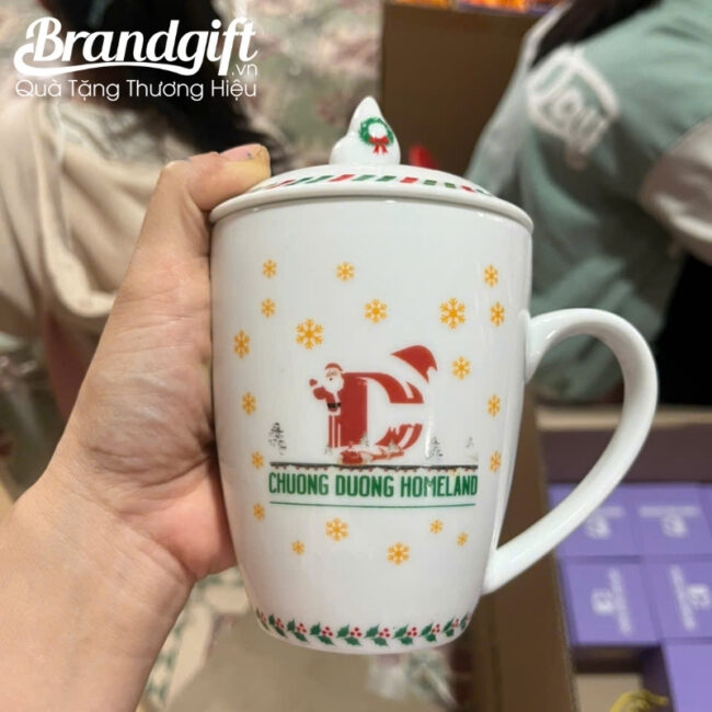 coc-su-trang-in-logo-qua-tang-giang-sinh-dang-thop-kem-nap-lua-400ml-cst-m104 (3) coc-su-trang-in-logo-qua-tang-giang-sinh-dang-thop-kem-nap-lua-400ml-cst-m104