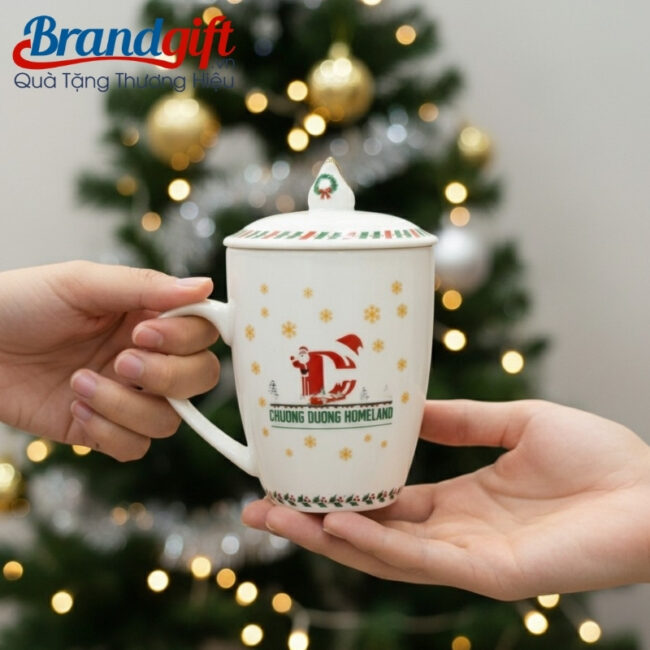 coc-su-trang-in-logo-qua-tang-giang-sinh-dang-thop-kem-nap-lua-400ml-cst-m104 (5) coc-su-trang-in-logo-qua-tang-giang-sinh-dang-thop-kem-nap-lua-400ml-cst-m104