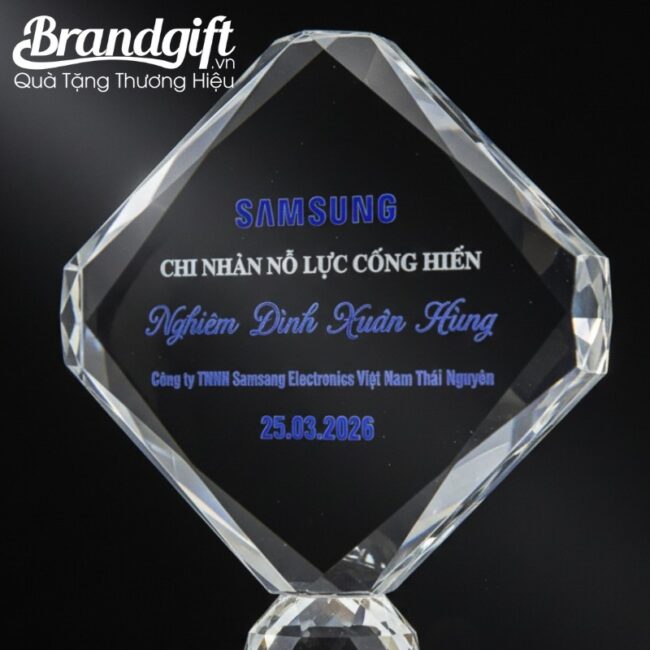 cup-ky-niem-pha-le-in-logo-qua-tang-dang-vuong-than-kim-cuong-knc-07 (7) cup-ky-niem-pha-le-in-logo-qua-tang-dang-vuong-than-kim-cuong-knc-07