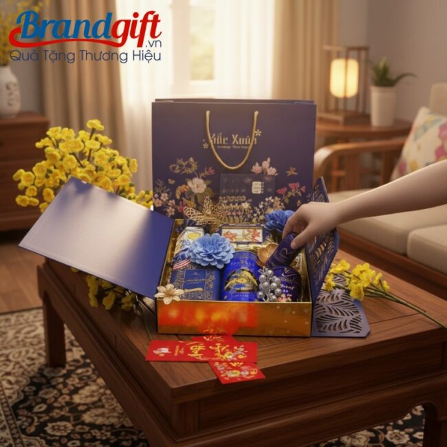 gio-qua-banh-keo-tet-in-logo-mau-xanh-duong-sac-xuan-sqt-01 (6) gio-qua-banh-keo-tet-in-logo-mau-xanh-duong-sac-xuan-sqt-01