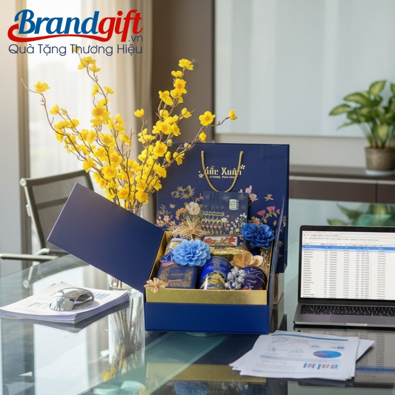 gio-qua-banh-keo-tet-in-logo-mau-xanh-duong-sac-xuan-sqt-01