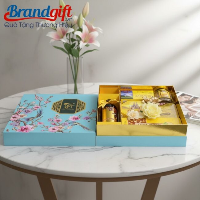 gio-qua-tet-an-khang-2026-in-logo-hop-hoa-dao-chim-en-sqt-02 (6) gio-qua-tet-an-khang-2026-in-logo-hop-hoa-dao-chim-en-sqt-02