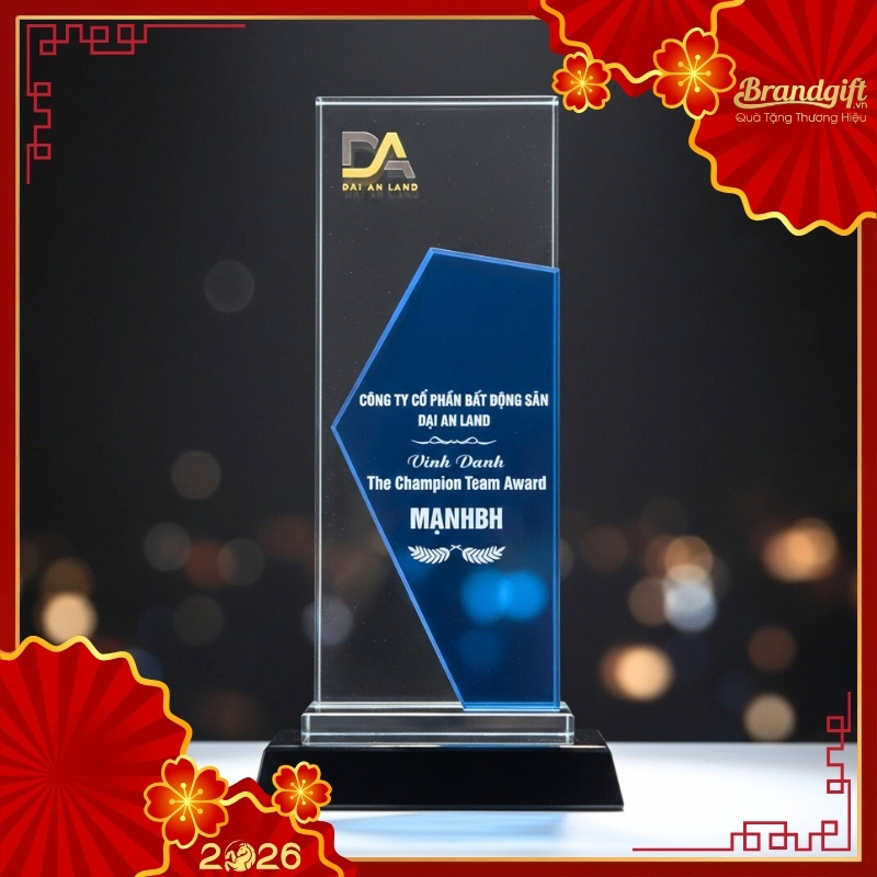 ky-niem-chuong-pha-le-in-logo-qua-tang-dang-chu-nhat-de-den-thach-anh-knc-06 (1) ky-niem-chuong-pha-le-in-logo-qua-tang-dang-chu-nhat-de-den-thach-anh-knc-06