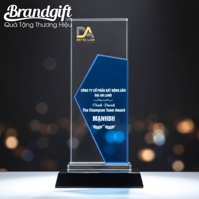 ky-niem-chuong-pha-le-in-logo-qua-tang-dang-chu-nhat-de-den-thach-anh-knc-06 (2) ky-niem-chuong-pha-le-in-logo-qua-tang-dang-chu-nhat-de-den-thach-anh-knc-06