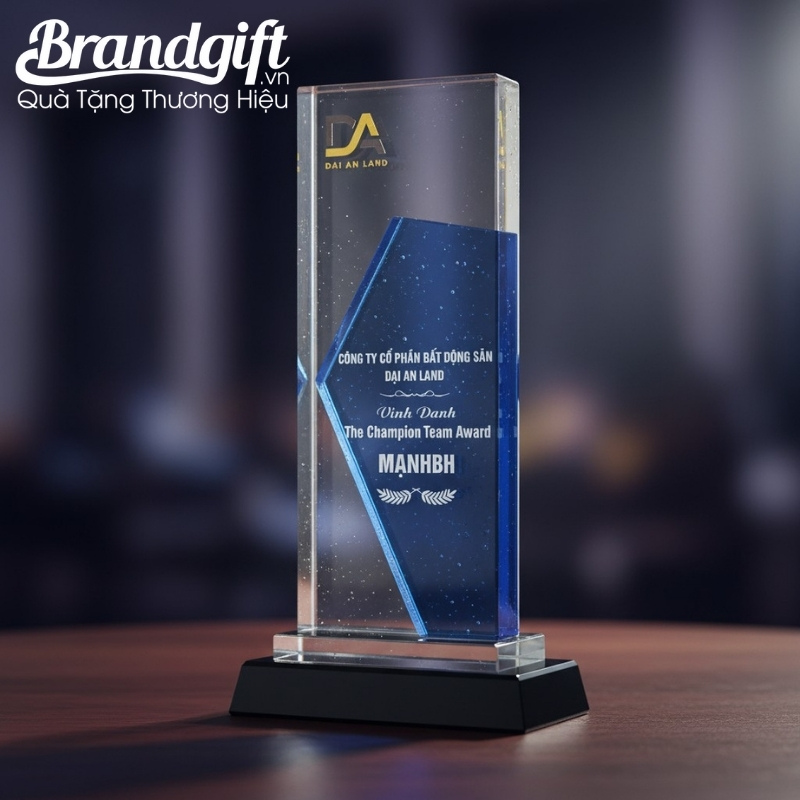 ky-niem-chuong-pha-le-in-logo-qua-tang-dang-chu-nhat-de-den-thach-anh-knc-06