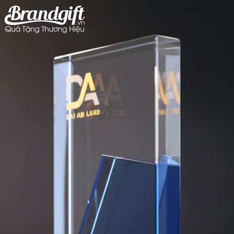 ky-niem-chuong-pha-le-in-logo-qua-tang-dang-chu-nhat-de-den-thach-anh-knc-06