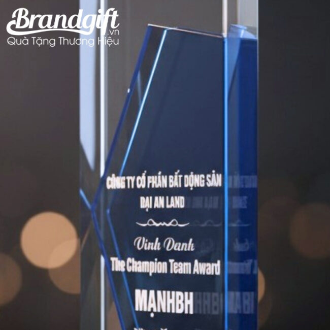 ky-niem-chuong-pha-le-in-logo-qua-tang-dang-chu-nhat-de-den-thach-anh-knc-06 (5) ky-niem-chuong-pha-le-in-logo-qua-tang-dang-chu-nhat-de-den-thach-anh-knc-06