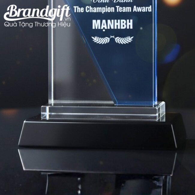 ky-niem-chuong-pha-le-in-logo-qua-tang-dang-chu-nhat-de-den-thach-anh-knc-06 (6) ky-niem-chuong-pha-le-in-logo-qua-tang-dang-chu-nhat-de-den-thach-anh-knc-06