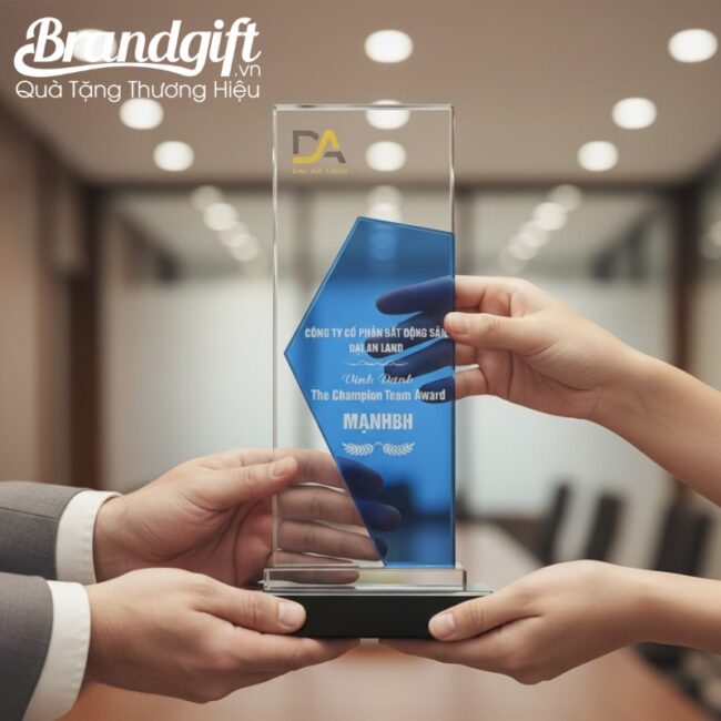 ky-niem-chuong-pha-le-in-logo-qua-tang-dang-chu-nhat-de-den-thach-anh-knc-06 (7) ky-niem-chuong-pha-le-in-logo-qua-tang-dang-chu-nhat-de-den-thach-anh-knc-06