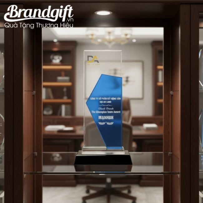 ky-niem-chuong-pha-le-in-logo-qua-tang-dang-chu-nhat-de-den-thach-anh-knc-06 (8) ky-niem-chuong-pha-le-in-logo-qua-tang-dang-chu-nhat-de-den-thach-anh-knc-06