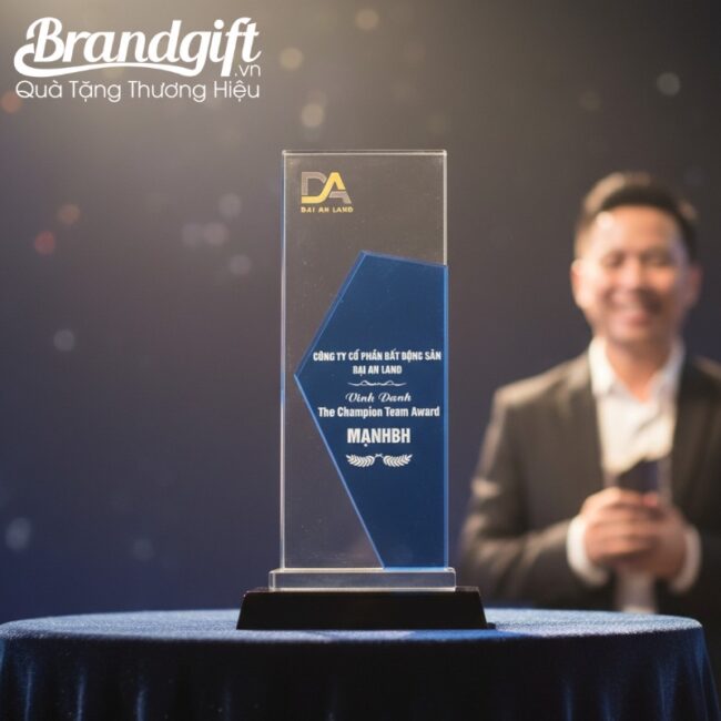 ky-niem-chuong-pha-le-in-logo-qua-tang-dang-chu-nhat-de-den-thach-anh-knc-06 (9) ky-niem-chuong-pha-le-in-logo-qua-tang-dang-chu-nhat-de-den-thach-anh-knc-06