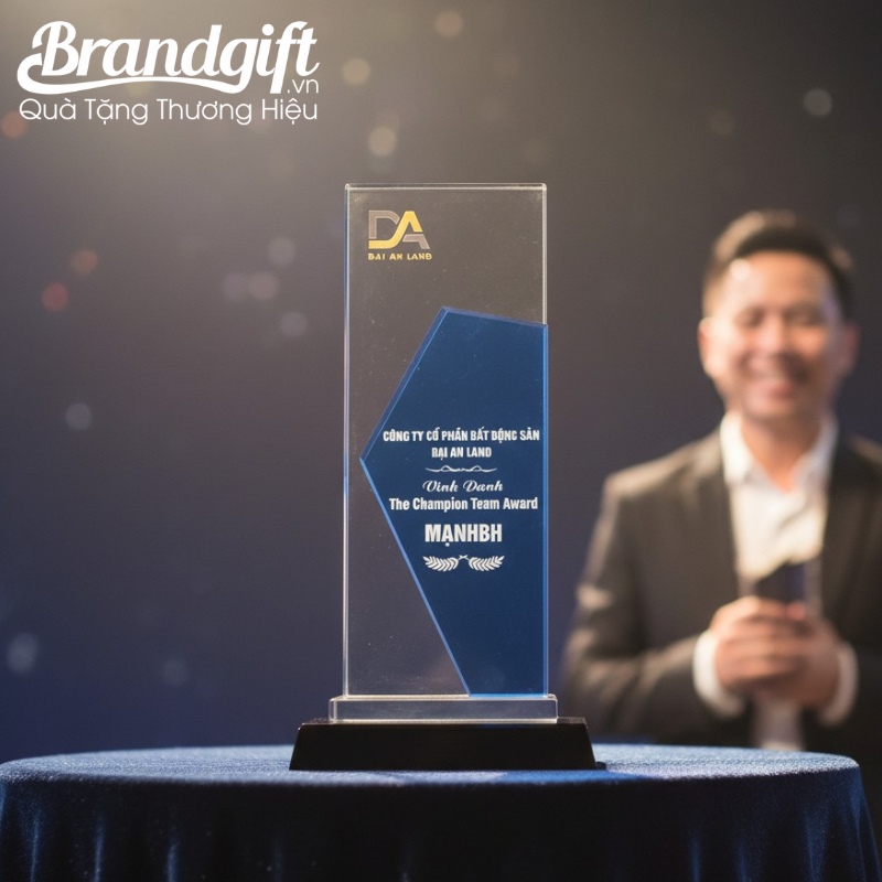 ky-niem-chuong-pha-le-in-logo-qua-tang-dang-chu-nhat-de-den-thach-anh-knc-06