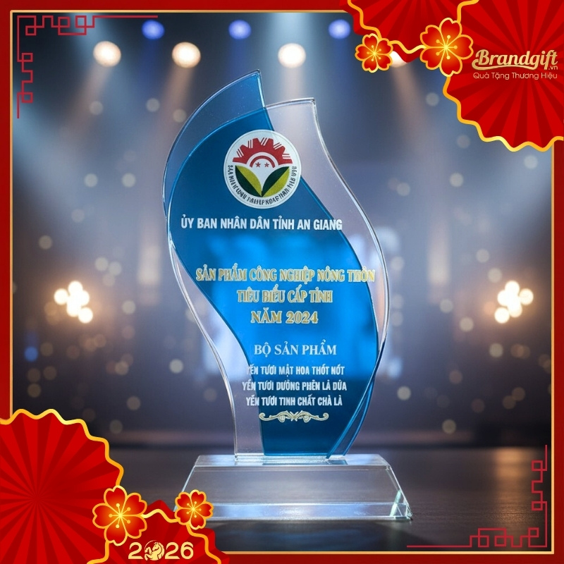 ky-niem-chuong-pha-le-in-logo-qua-tang-dang-giot-nuoc-xanh-thien-thanh-knc-08 (1) ky-niem-chuong-pha-le-in-logo-qua-tang-dang-giot-nuoc-xanh-thien-thanh-knc-08