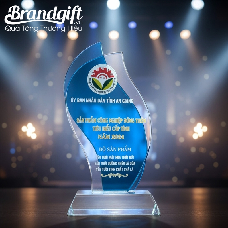 ky-niem-chuong-pha-le-in-logo-qua-tang-dang-giot-nuoc-xanh-thien-thanh-knc-08