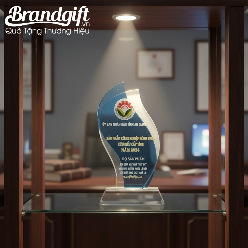 ky-niem-chuong-pha-le-in-logo-qua-tang-dang-giot-nuoc-xanh-thien-thanh-knc-08