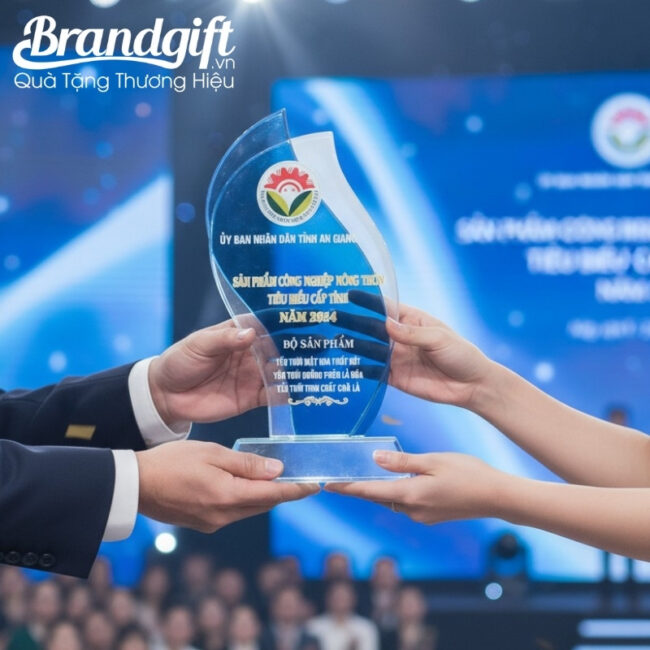 ky-niem-chuong-pha-le-in-logo-qua-tang-dang-giot-nuoc-xanh-thien-thanh-knc-08 (4) ky-niem-chuong-pha-le-in-logo-qua-tang-dang-giot-nuoc-xanh-thien-thanh-knc-08