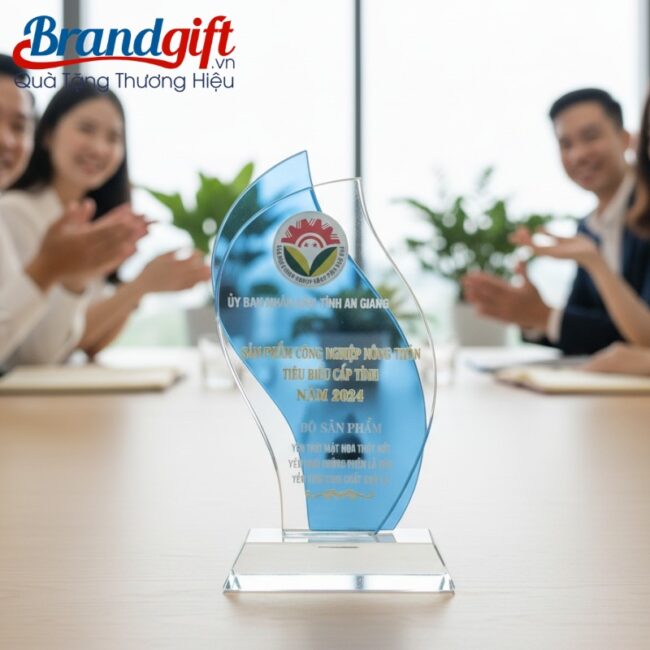 ky-niem-chuong-pha-le-in-logo-qua-tang-dang-giot-nuoc-xanh-thien-thanh-knc-08 (7) ky-niem-chuong-pha-le-in-logo-qua-tang-dang-giot-nuoc-xanh-thien-thanh-knc-08