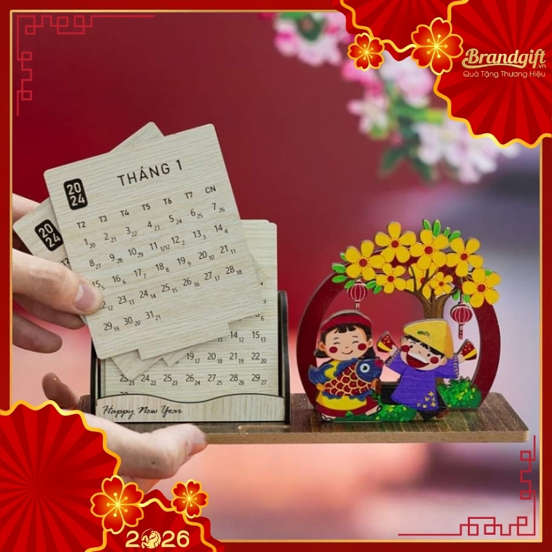 lich-de-ban-go-in-logo-lam-qua-tet-2026-hoa-tiet-em-be-vui-xuan-lt-09 (1) lich-de-ban-go-in-logo-lam-qua-tet-2026-hoa-tiet-em-be-vui-xuan-lt-09