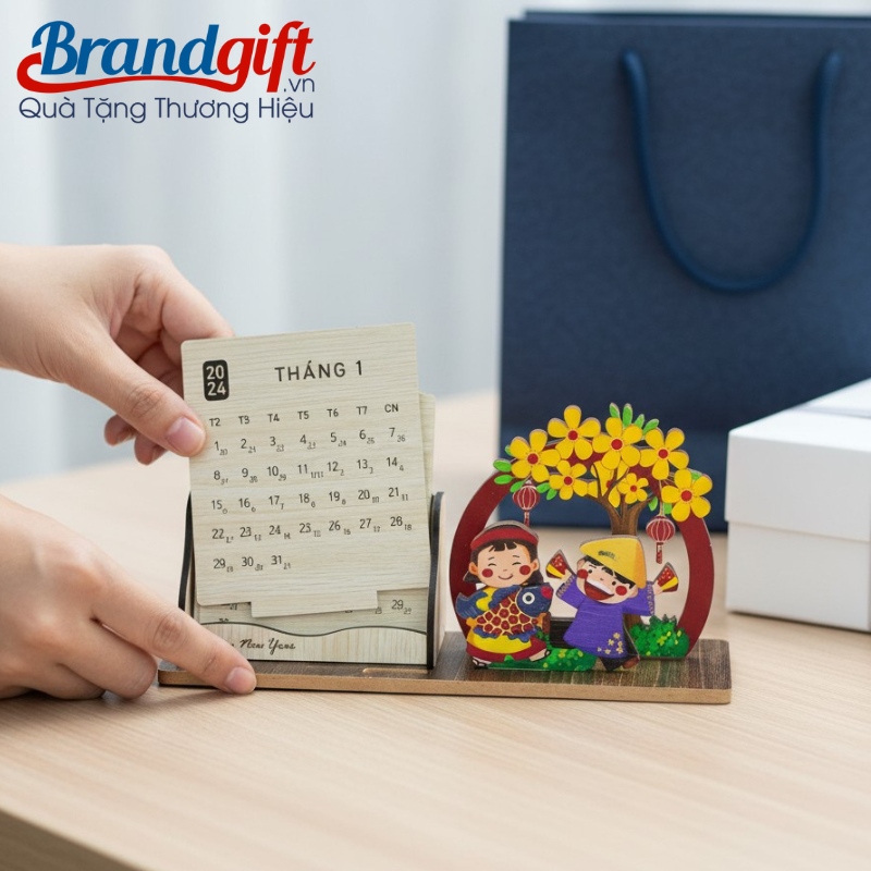 lich-de-ban-go-in-logo-lam-qua-tet-2026-hoa-tiet-em-be-vui-xuan-lt-09