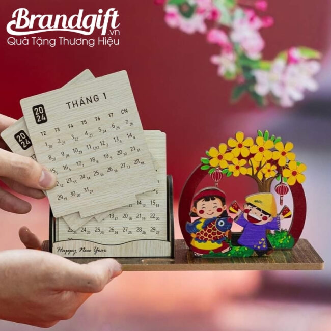 lich-de-ban-go-in-logo-lam-qua-tet-2026-hoa-tiet-em-be-vui-xuan-lt-09 (2) lich-de-ban-go-in-logo-lam-qua-tet-2026-hoa-tiet-em-be-vui-xuan-lt-09