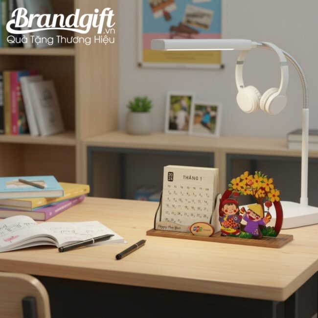 lich-de-ban-go-in-logo-lam-qua-tet-2026-hoa-tiet-em-be-vui-xuan-lt-09 (7) lich-de-ban-go-in-logo-lam-qua-tet-2026-hoa-tiet-em-be-vui-xuan-lt-09