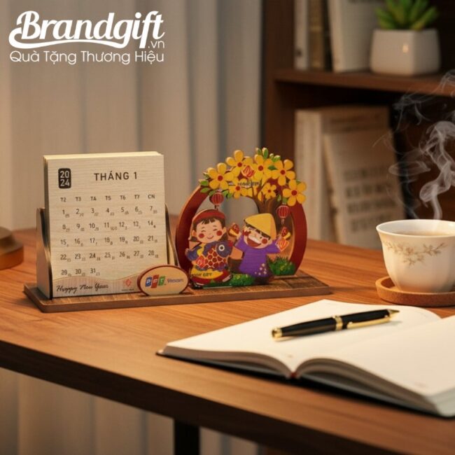 lich-de-ban-go-in-logo-lam-qua-tet-2026-hoa-tiet-em-be-vui-xuan-lt-09 (9) lich-de-ban-go-in-logo-lam-qua-tet-2026-hoa-tiet-em-be-vui-xuan-lt-09