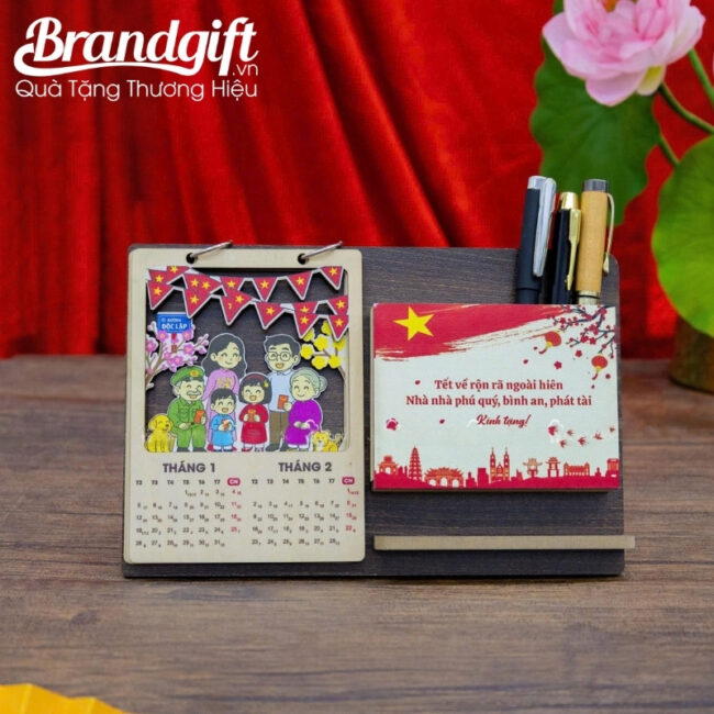 lich-de-ban-go-kem-hop-dung-but-in-logo-lam-qua-tet-2026-ldb-06 (13) lich-de-ban-go-kem-hop-dung-but-in-logo-lam-qua-tet-2026-ldb-06 (13)