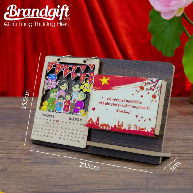 lich-de-ban-go-kem-hop-dung-but-in-logo-lam-qua-tet-2026-ldb-06 (4) lich-de-ban-go-kem-hop-dung-but-in-logo-lam-qua-tet-2026-ldb-06